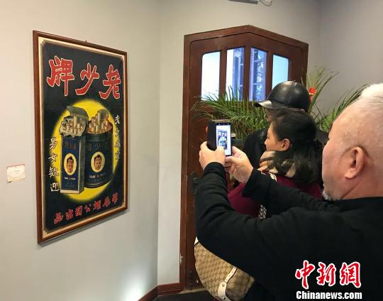 老少牌香烟广告宣传画。　王子涛 摄