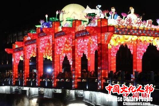 夫子庙灯会作为全国著名的灯会之一,迄今已有32届。 泱波 摄 夫子庙灯会作为全国著名的灯会之一,迄今已有32届。 泱波 摄