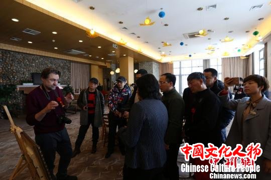 俄罗斯名家油画展暨世界铜版画收藏作品展现场 孙年伟 摄