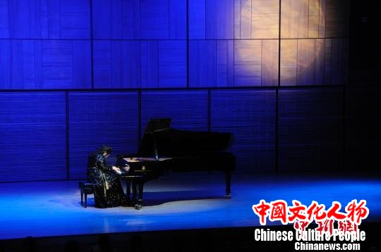 当地时间2月24日晚，纽约卡内基音乐厅举行第四届中国新年音乐会。图为施坦威青年钢琴家田佳鑫在演奏。　钟欣 摄