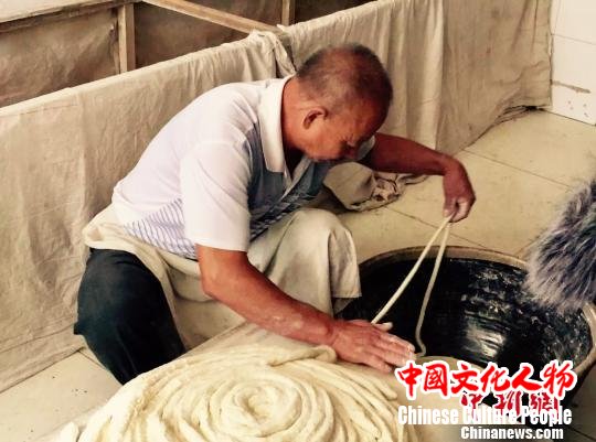 挂面师傅陈利则正在制作手工挂面 钟欣 摄