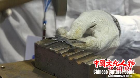 储铁艺在铁画中融入现代元素，获得市场的认可。　张俊 摄