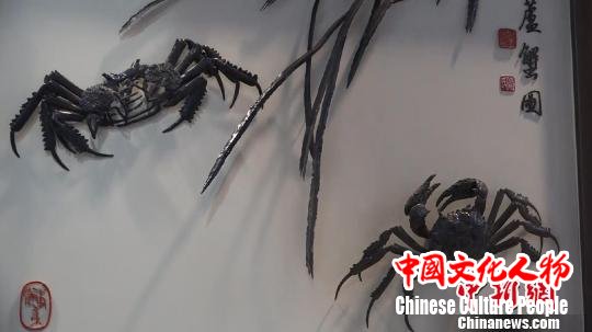 储铁艺在铁画中融入现代元素，获得市场的认可。　张俊 摄