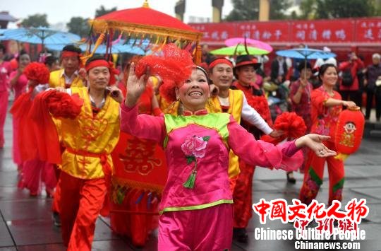 积极营造欢乐祥和的节日氛围，让传统文化真正融入现代生活。　吕明 摄