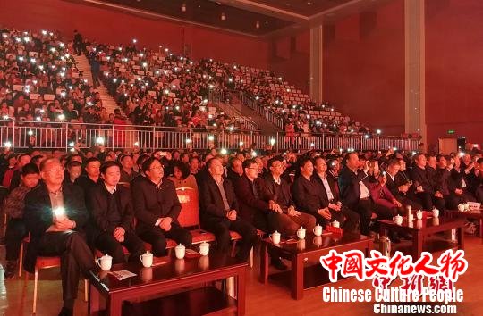 中国侨联“亲情中华”慰侨演出2月28日晚在“炎帝故里”山西晋城高平上演。　杨杰英 摄