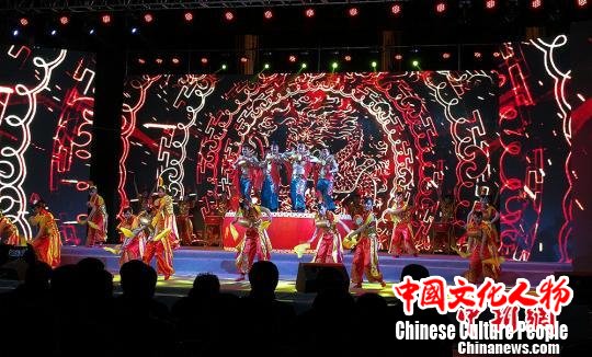 中国侨联“亲情中华”慰侨演出2月28日晚在“炎帝故里”山西晋城高平上演。　杨杰英 摄