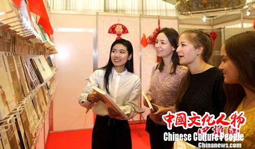 当地时间2月28日，一名工作人员在向白俄罗斯读者介绍中国书籍。当天，第25届明斯克国际书展在白俄罗斯首都明斯克开幕。明斯克国际书展每年举办一次，在东欧和独联体国家有广泛影响。本届明斯克国际书展共吸引了包括美国、英国、捷克、罗马尼亚、俄罗斯等30多个国家的360多家出版单位参展。 <a target='_blank'  data-cke-saved-href='http://www.chinanews.com/' href='http://www.chinanews.com/'>中新社</a>记者 王修君 摄