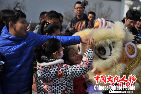 2日是中国重要传统节日元宵节，“福禄寿”三星祈福仪式孔子故里曲阜孔府大门前举行。　梅花 摄