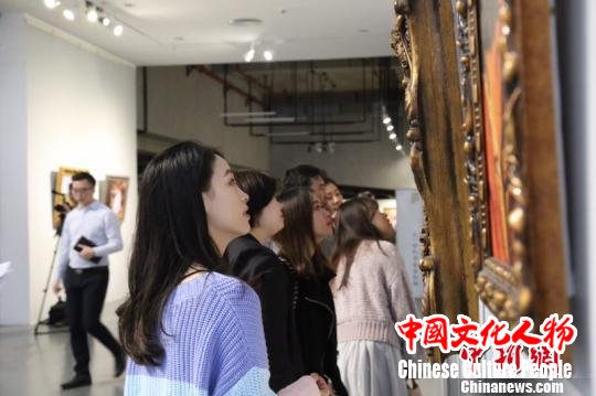 图为画展现场。　于晓明 摄