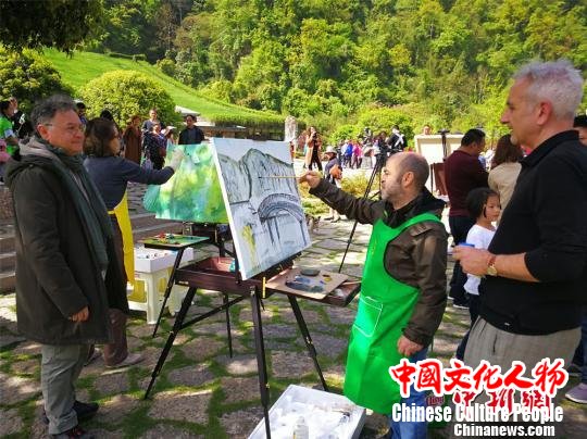 意大利艺术家采风张家界武陵源架设意中“友谊之桥”