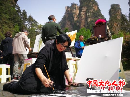意大利艺术家在张家界武陵源采风。 王建军 摄 意大利艺术家在张家界武陵源采风。 王建军 摄
