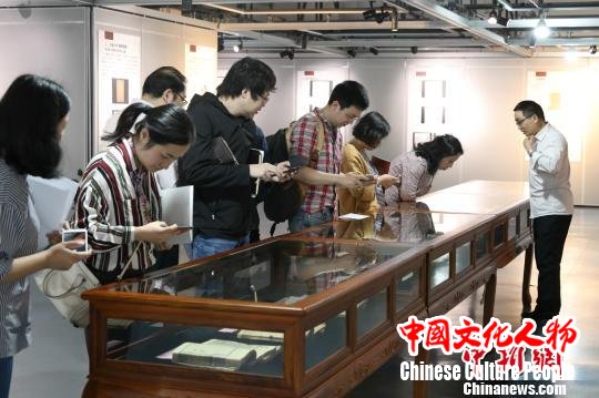 图为刘伯承捐赠文献吸引市民参观。重庆市图书馆供图 图为刘伯承捐赠文献吸引市民参观。重庆市图书馆供图