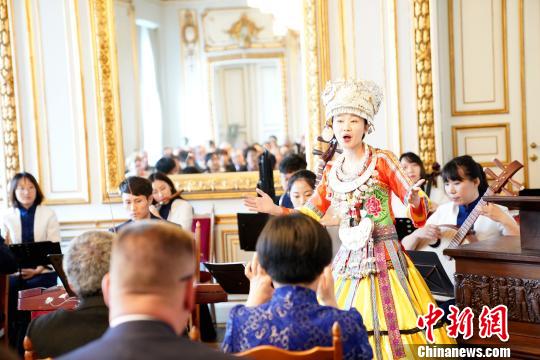 中国人民大学学生民乐团带来了具有浓郁民族风情的音乐表演 彭大伟 摄