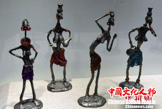 参展的泉州锡雕艺术作品《异域风情》。 记者刘可耕 摄 参展的泉州锡雕艺术作品《异域风情》。 记者刘可耕 摄