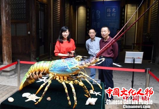 泉州锡雕工艺师林慧创作的《珐琅彩锡雕大龙虾》吸引观众眼球。 记者刘可耕 摄 泉州锡雕工艺师林慧创作的《珐琅彩锡雕大龙虾》吸引观众眼球。 记者刘可耕 摄