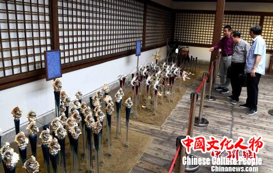 以“保护生态环境”为主题的锡雕装置作品吸睛。 记者刘可耕 摄 以“保护生态环境”为主题的锡雕装置作品吸睛。 记者刘可耕 摄