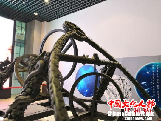 图为展出的当时最先进的天文装置——简仪,领先世界300余年。 李亚龙 摄 图为展出的当时最先进的天文装置——简仪,领先世界300余年。 李亚龙 摄