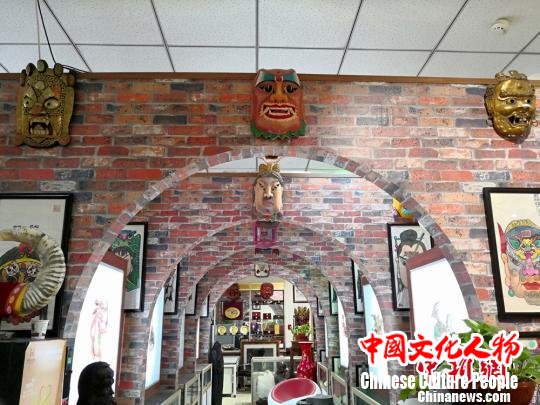 图为贾森栋收藏的傩面展厅。　刘薛梅 摄