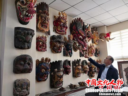 甘肃收藏者全球淘千余件傩面具藏品传承原始图腾文化
