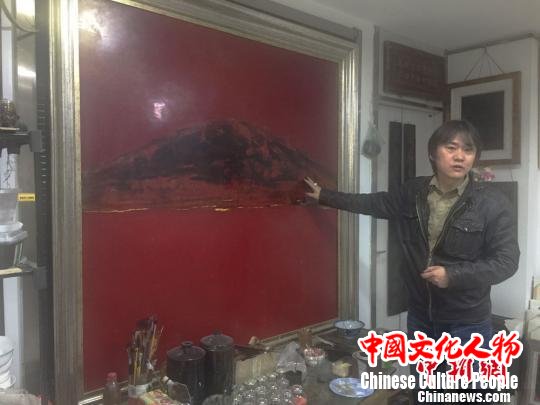 图为刘志刚讲述漆画技艺。 崔琳 摄 图为刘志刚讲述漆画技艺。 崔琳 摄