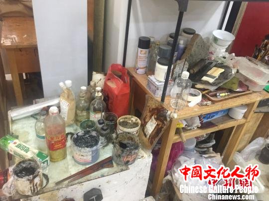 图为漆画创作所用的大漆。 崔琳 摄 图为漆画创作所用的大漆。 崔琳 摄