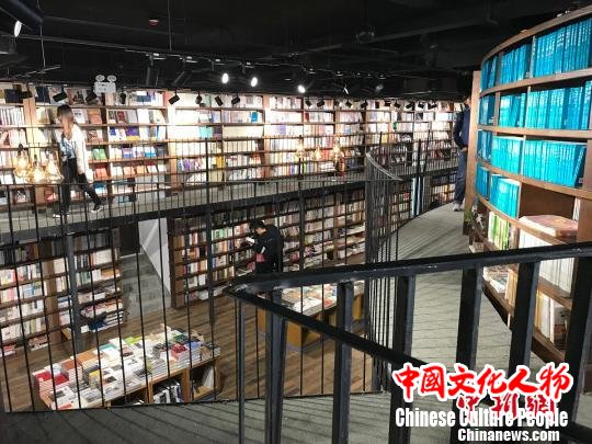 三联韬奋书店三里屯店开业提供“深夜书房”