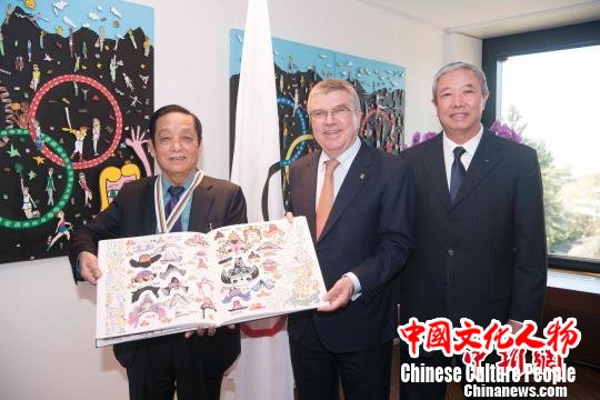 韩美林(左)与国际奥委会主席巴赫(中)、国际奥委会副主席于再清(右)。韩美林艺术基金会供图