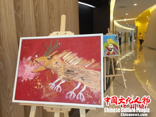 4月26日，第四届“追逐梵高”大赛·东岸全国总决赛暨首届世博艺术季揭幕式在上海举行。　郑莹莹 摄