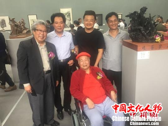 图为海内外艺术家、收藏家与中国著名雕塑家潘鹤在其创作的《艰苦岁月》雕塑作品前合影。　宋秀杰 摄
