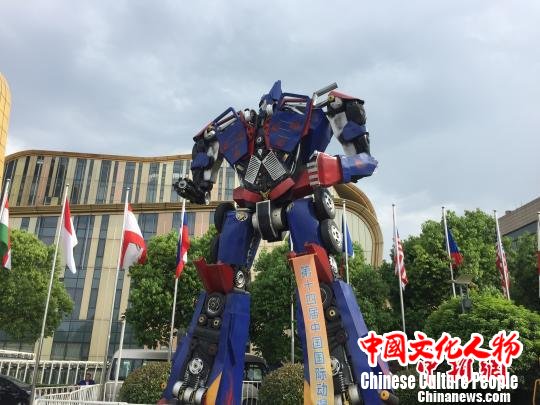 动漫节主会场外。　童笑雨 摄