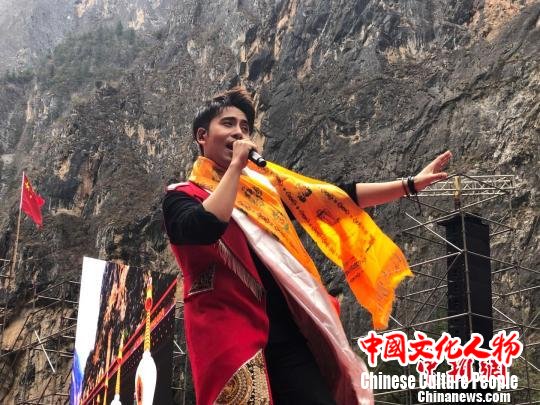 图为扎西顿珠登台献唱 张丹 摄