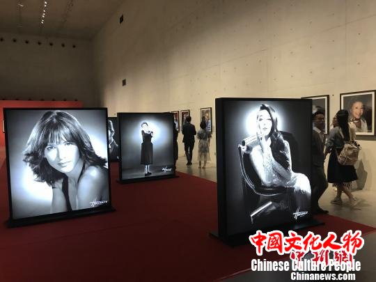 非凡——巴黎顾雅工作室女性肖像展现场。　邓霞 摄