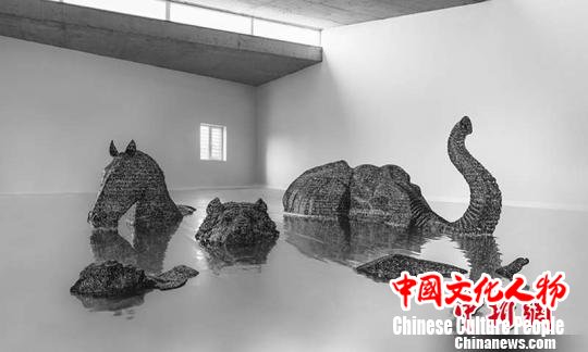 艺术北京博览会参展作品，郑路用不锈钢、漆创作的《普渡》。　马海燕 摄