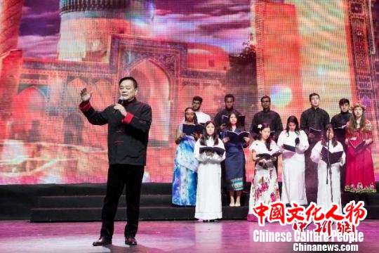 “丝路青年读丝路朗诵大会”日前在北京举办，图为王正伟及外国留学生现场朗诵丝路精神——《通往撒马尔罕的金色旅程》。主办方供图