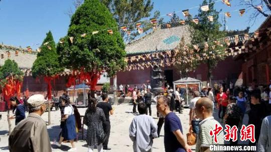 洪洞广胜寺水神庙是祭祀霍泉神的风俗性祭祀庙宇，包括山门(元代戏台)、仪门、明应王殿等建筑。在水神明应王殿内四壁绘有近二百平米的元代壁画，尤以南壁东一幅戏剧壁画著称于世，被人们誉为广胜寺文物的第三绝，它是目前中国唯一保存的大型元代戏剧壁画。1998年，该画与古壁的打球图同时被编入《中国历史》教科书。 洪洞广胜寺景区供图