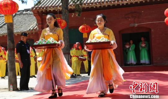 在鸣炮三声、鼓三通以后，随着水神殿门打开，祭祀活动正式开始，恭请霍泉水长、生柳之后向明应王敬献全猪、五谷、寿桃、时令鲜果。由史元魁恭读祝文，并向明应王敬献乐舞、鼓乐及文武百官向明应王贺寿等表演。洪洞广胜寺景区供图