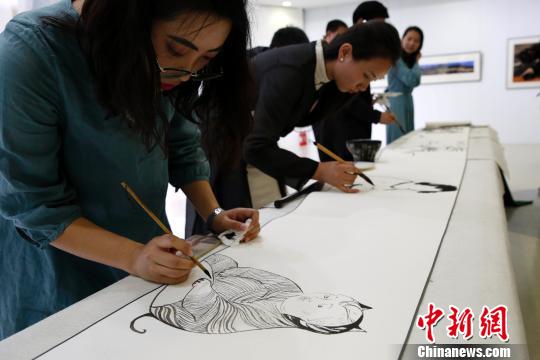 5月3日，北京青年美展在北京水立方揭幕。图为11位青年画家现场集体描绘10米助力冬奥画卷。(完) 李慧思 摄