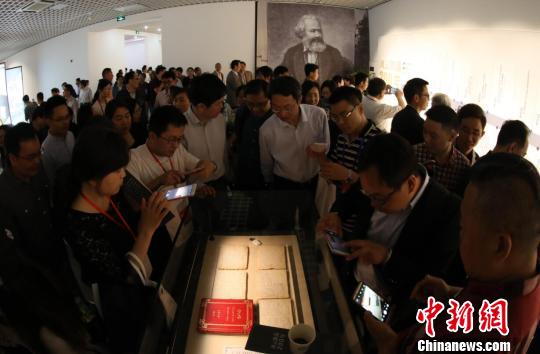 此次展览受到了观众的热烈反响。　泱波 摄