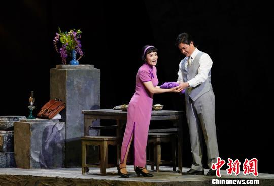 饰演子君的女高音歌唱家王莹和饰演涓生的男高音歌唱家王传越 杜洋 摄