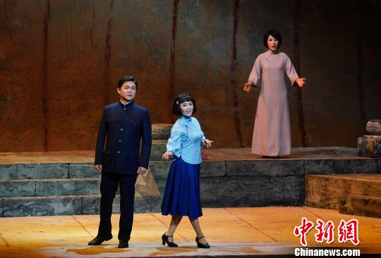 饰演子君的女高音歌唱家王莹(前排右)和饰演涓生的男高音歌唱家王传越 杜洋 摄