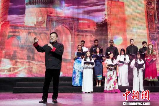 “丝路青年读丝路朗诵大会”日前在北京举办，图为王正伟及外国留学生现场朗诵丝路精神——《通往撒马尔罕的金色旅程》。主办方供图