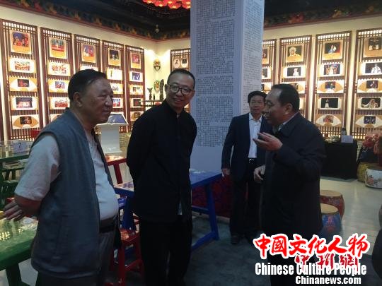 中国文联副主席、中国民间文艺家协会主席潘鲁生参观山西工美集团。主办方提供