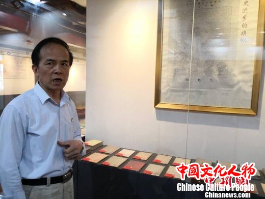 范强鸣精心制作的《共产党宣言》“字画”。　陈静 摄