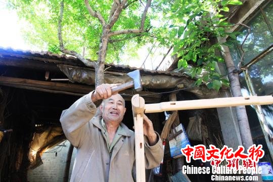 图为徐光祥展示榫卯结构组合方式。　郝学娟 摄