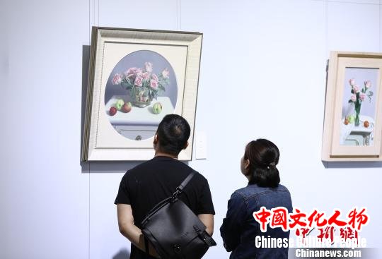 现场观众观看油画展 邢翀 摄