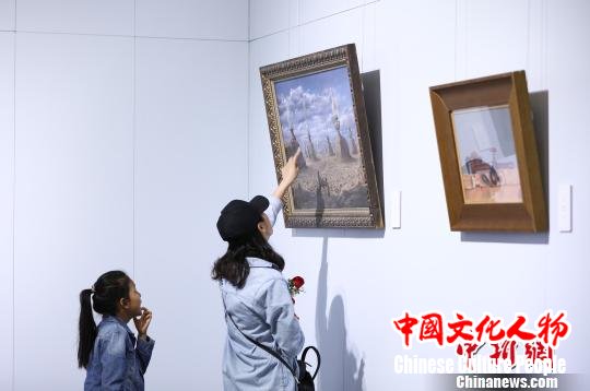 现场观众观看油画展 邢翀 摄
