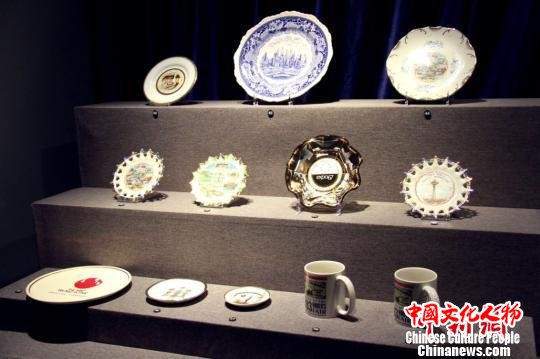 展出的世博瓷器。 供图。
