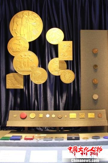 展出的世博奖章。 供图。