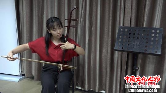 1994年出生的二胡演奏员王渊麟是新的民乐队中年龄最小的一个 吕盛楠 摄