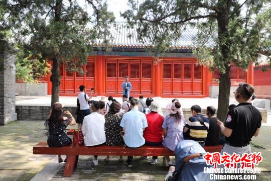 图为，儒学讲师黄永锋当天在现场以“孝”为主题，向广大游客讲授《传承孝敬美德 塑造优良家风》。　刘鸿儒 摄